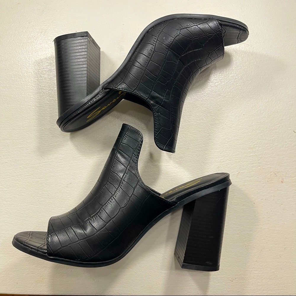 Black heeled mule 👠